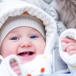 Erkältungen bei Kindern können eine lästige Angelegenheit sein, insbesondere für besorgte Eltern, die alles tun möchten, um ihren Kindern zu helfen, gesund zu bleiben. Glücklicherweise gibt es einige einfache Maßnahmen, die Sie ergreifen können, um das Risiko einer Erkältung bei Ihrem Kind zu minimieren.