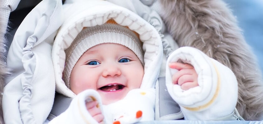 Erkältungen bei Kindern können eine lästige Angelegenheit sein, insbesondere für besorgte Eltern, die alles tun möchten, um ihren Kindern zu helfen, gesund zu bleiben. Glücklicherweise gibt es einige einfache Maßnahmen, die Sie ergreifen können, um das Risiko einer Erkältung bei Ihrem Kind zu minimieren.