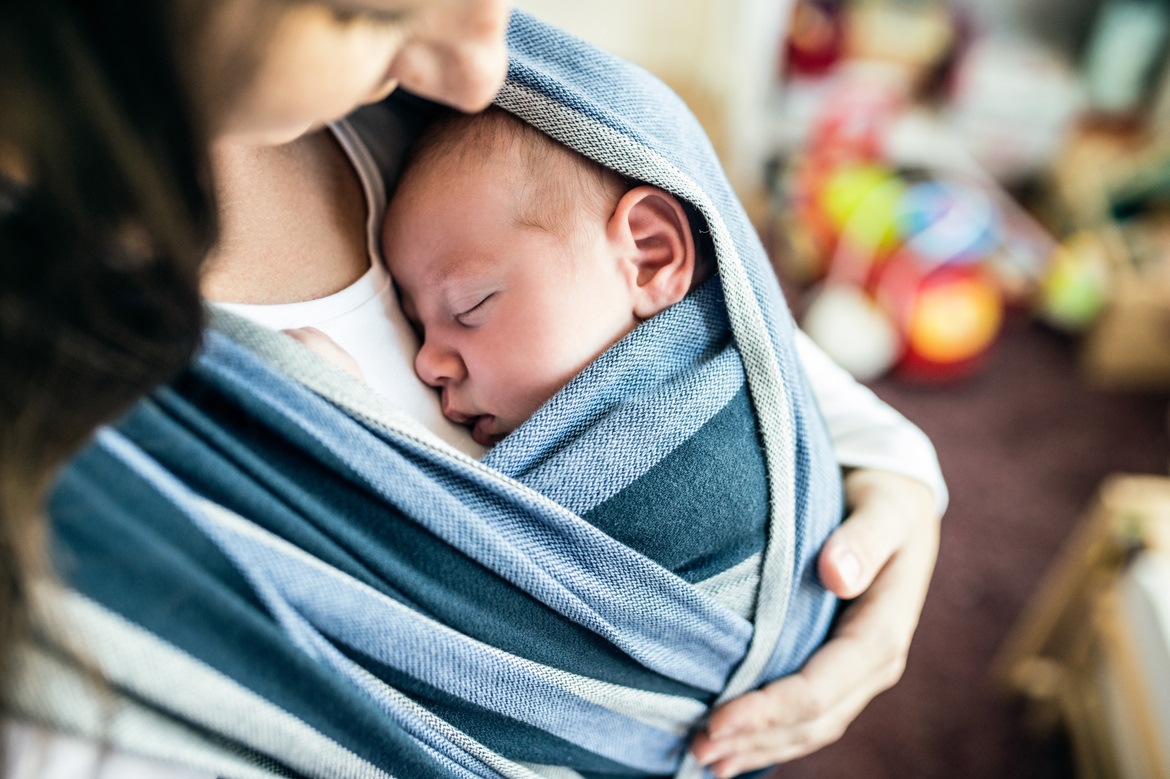 Mei-Tai-Tragen sind eine asiatische Tragemethode, die schon seit vielen Jahren verwendet wird. Sie bestehen aus einem Stück Stoff, das um den Körper gebunden wird und in dem das Baby befestigt wird.