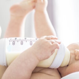 Baby trinkt Milch aus einer Babyflasche