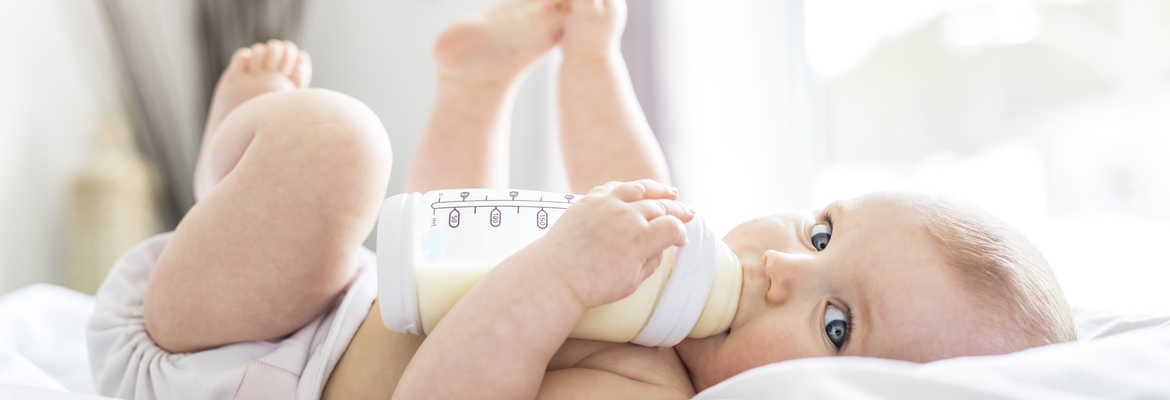 Baby trinkt Milch aus einer Babyflasche