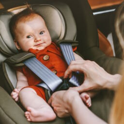 Die Sicherheit deines Babys ist das Wichtigste, besonders wenn es um Autofahrten geht. Ein guter Kindersitz ist von entscheidender Bedeutung, um dein Baby auf längeren Fahrten sicher und bequem zu transportieren.