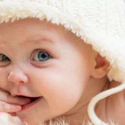 Das erste Lebensjahr ist eine aufregende Zeit, in der die körperliche Entwicklung Deines Babys rasant voranschreitet.