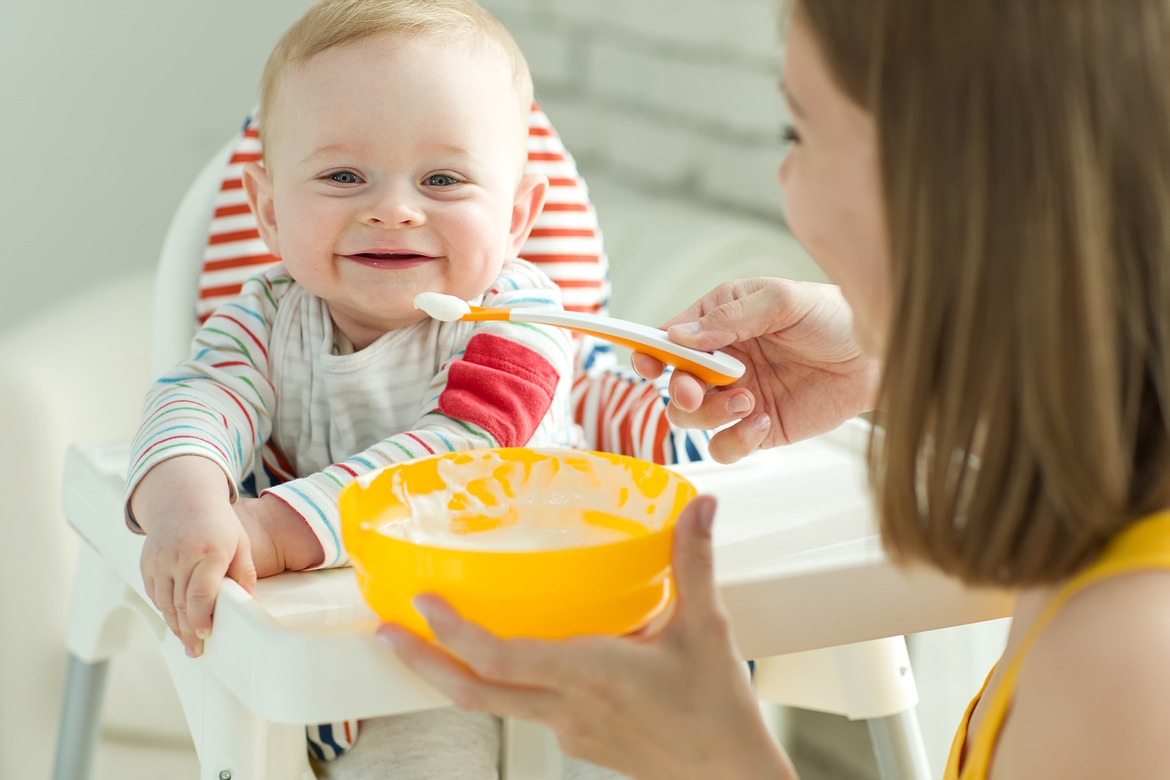 Mum,Spoon-feeds,The,Child