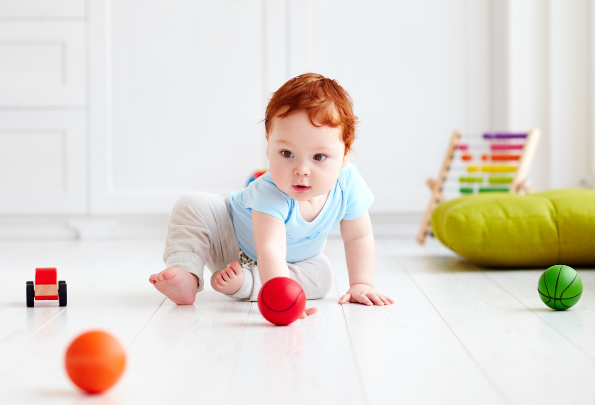 Baby spielt mit Kinderball